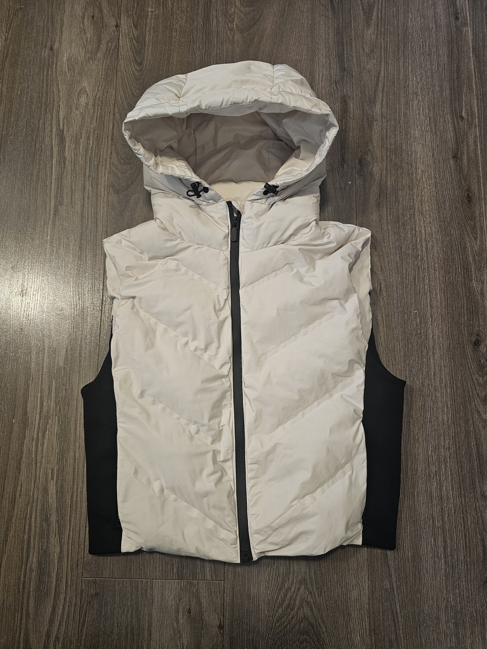 Zara Women's Hooded Puffer Vest in Off-White with Black Ribbed Panels